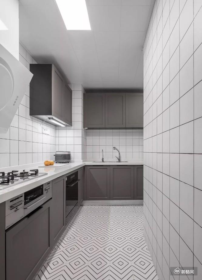 厨房以回字形的地面砖+白色小格墙面砖。搭配灰色橱柜，为主人提供了一个文艺轻松的烹饪空间。