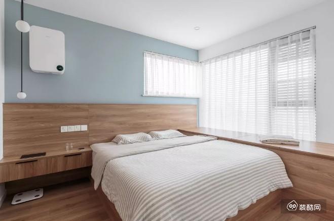  定制的床体，与窗台、床头柜、床头护墙板组合成一体的设计，让小空间利用得使用精致。
