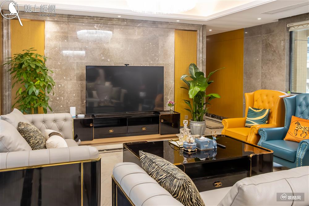 大理石的电视背景墙外加两边的色彩点缀呈现出一道靓丽的风景线，家具的金属线条更是将轻奢元素体现得淋漓尽致。
