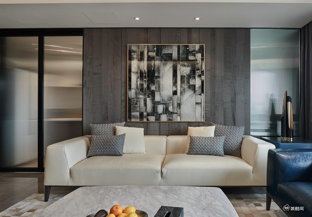 客厅以灰色为主,皮质沙发搭配大理石方形茶几,四角做了弧形的设计