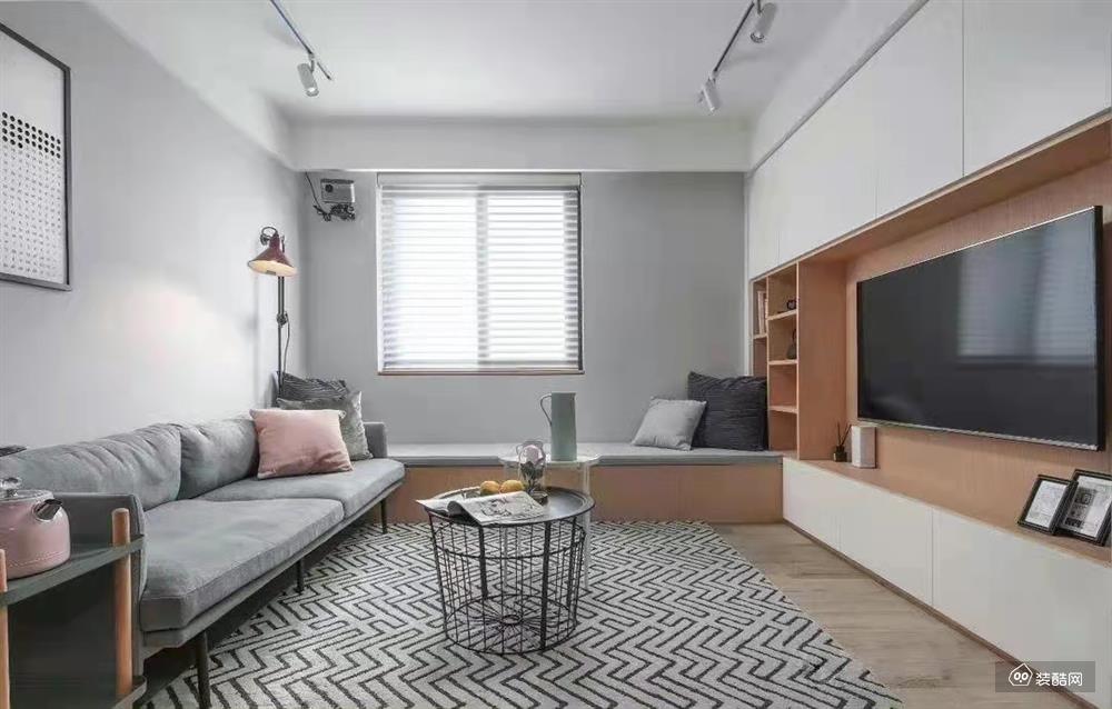 客厅主要以白色、灰色、原木色为主，营造出轻松舒适的空间，浅灰色的墙面搭配灰色的沙发，让空间更有层次感。