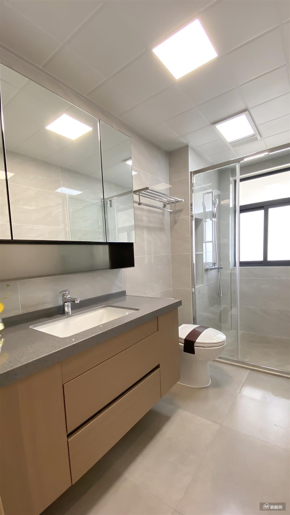 两个卫生间布局基本一致，一子排开的设计显得空间不那么的拘束，设计起来也更方便与合理。淋浴房也做了基本的干湿分离和壁龛收纳。