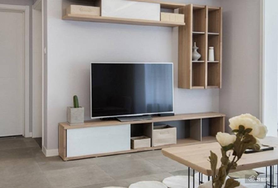 电视墙用了电视柜和两组吊柜组成，原木的质感更加符合本案现代的主题