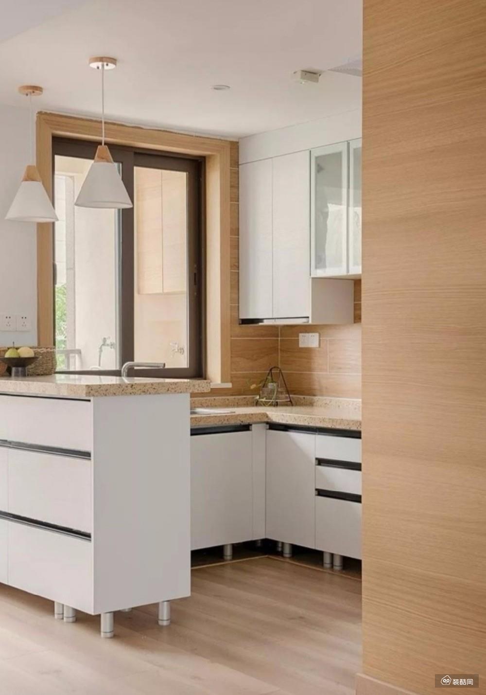厨房采用原木色搭配上白色的橱柜,整个空间保持一贯的简洁风格