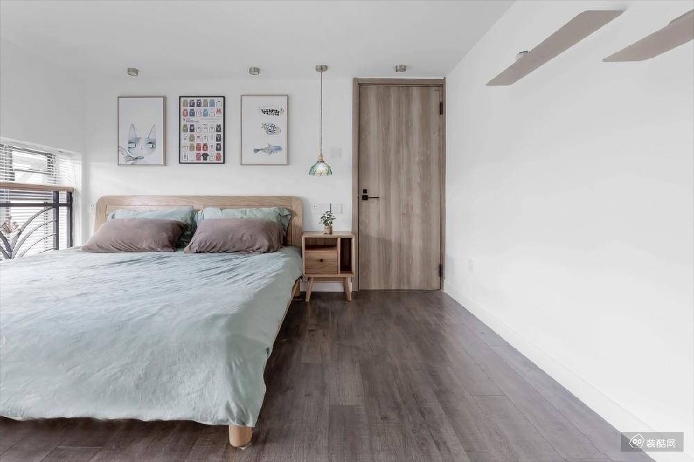 主卧保持简洁、自然的设计，原木的温暖质感搭配灰调色系的柔软床品，营造宁静舒适的休息空间。