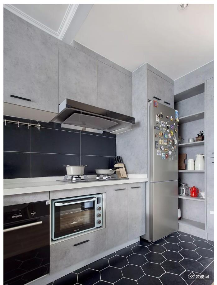 开放式的厨房,以深灰色六边砖地面,搭配复古调的灰色橱柜,布置出一个