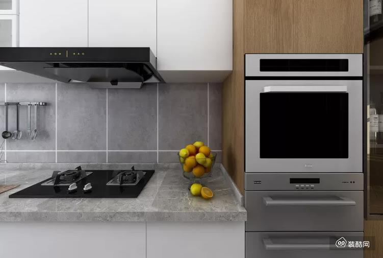 厨房的设计简洁大气，一字形的厨房台面合理分区