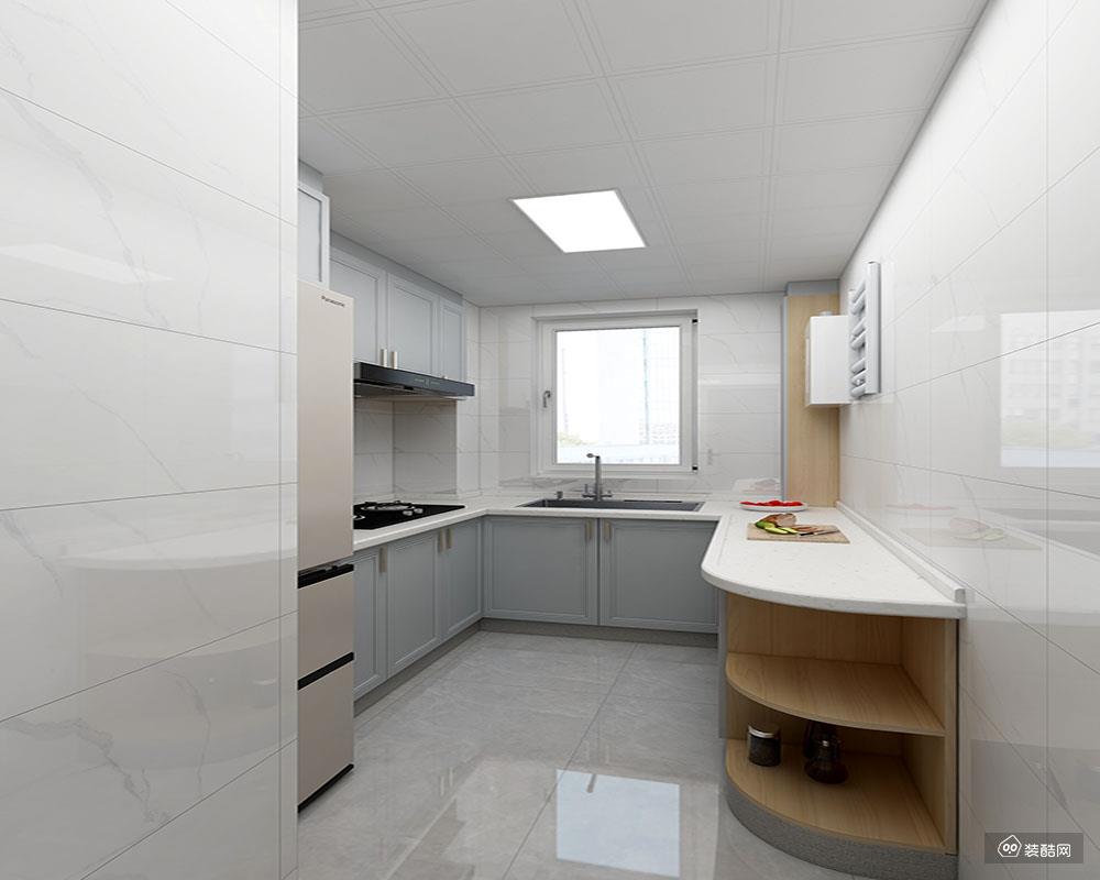 厨房的格调统一，白色地砖搭配白色橱柜看起来干净整齐，电器设备嵌入其中，凸显出生活的品质，原木边几调和出生活的简单和精致。