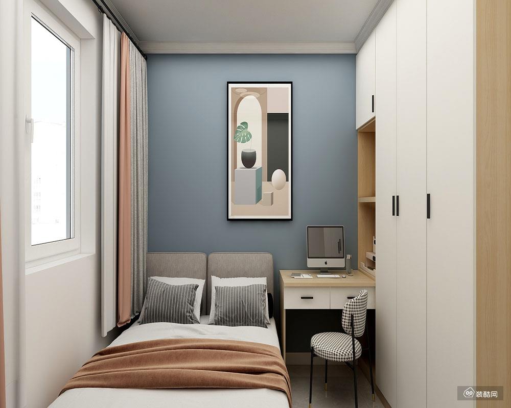 次卧线条十分简洁，从衣柜到浅蓝色背景墙以大色块的设计勾勒空间的层次，纯净而朴质；小小书桌奠定了空间的沉稳，让生活多了一份空灵。