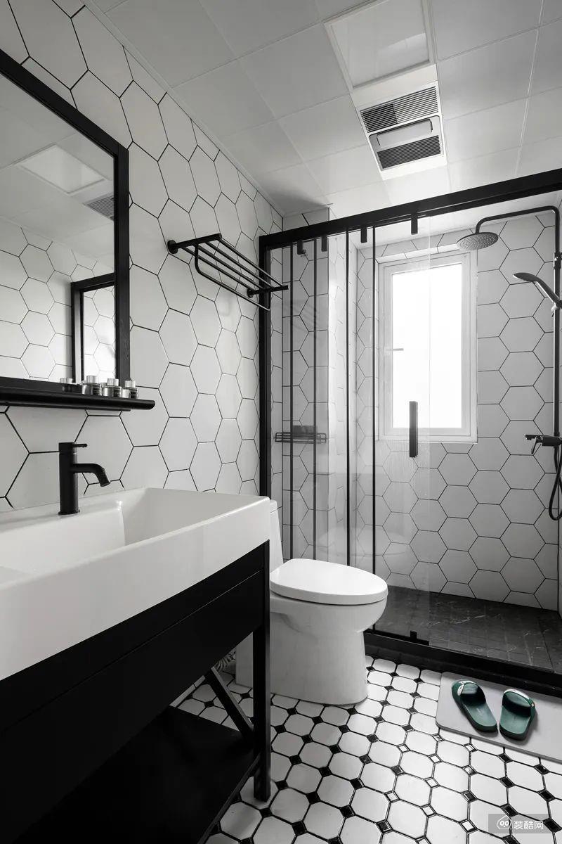 卫生间在白色 黑点地砖,墙面则是六边砖,结合黑白配的洗手盆柜,让卫浴