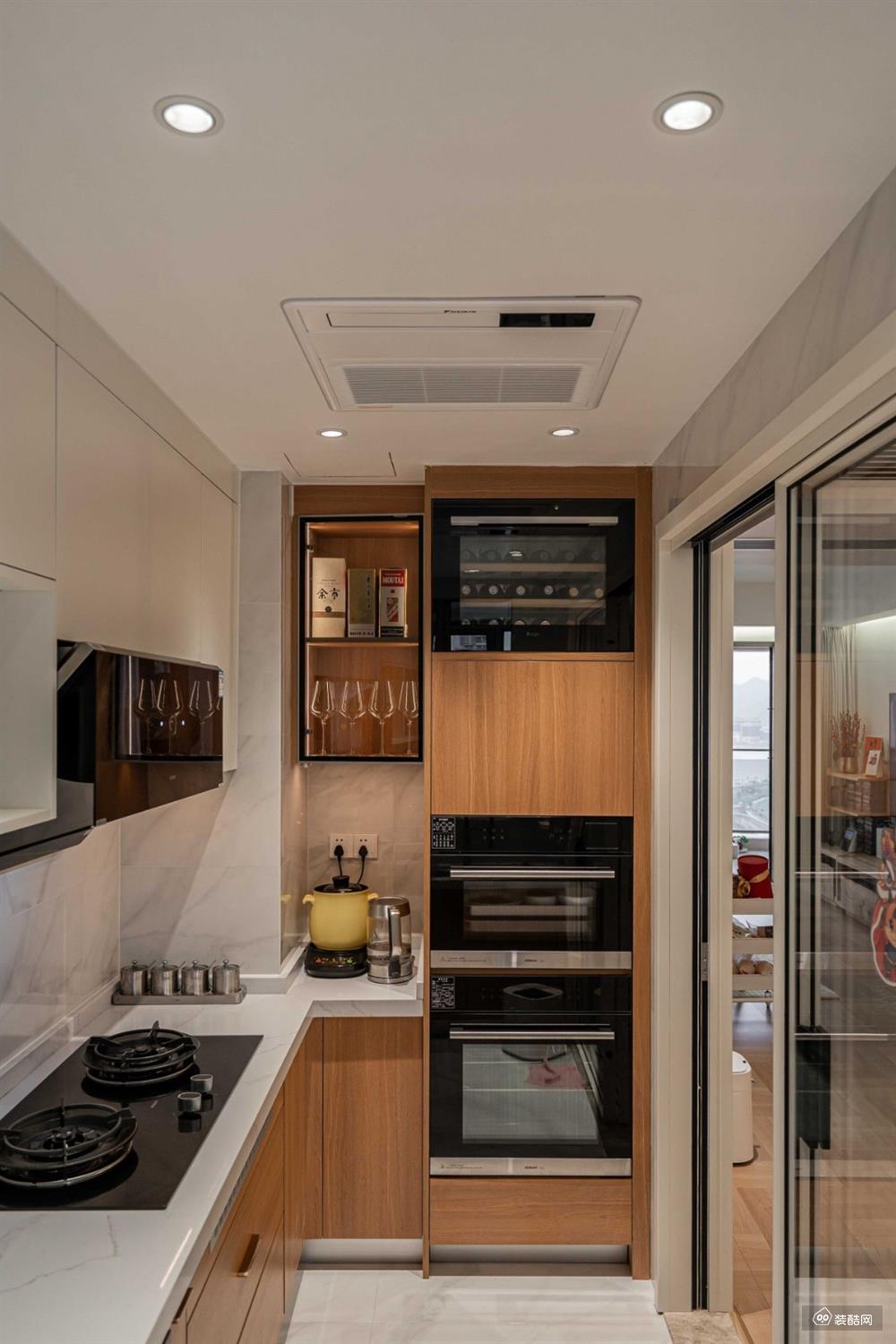 厨房采用u字型布局,冰箱外置增大了厨房的视觉和操作空间,电器除了