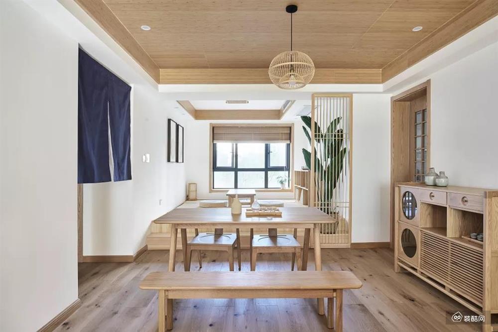 和客厅相对的餐厅空间也同样是选择了留白搭配木质家具的设计，餐厅顶部的吊顶选择了全木质的，让用餐环境变得更为温馨一些。
