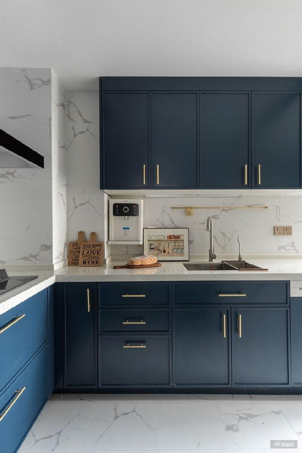 厨房则是做了蓝色的处理,整个橱柜做了满壁设计,把空间做到了最大化的