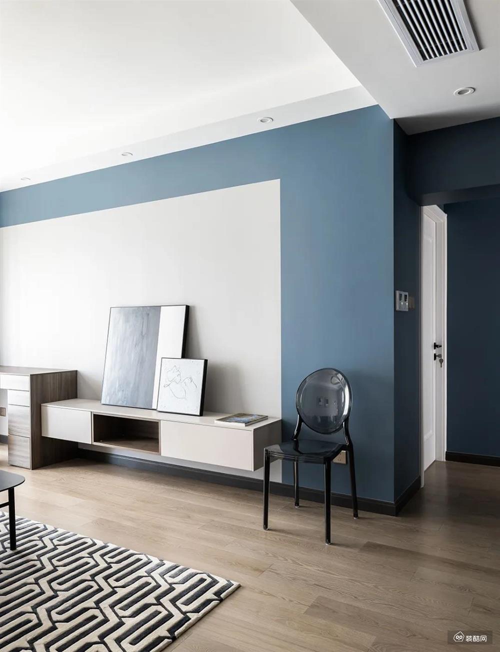 电视墙中心白色背景墙+四周蓝色的组合，中间装上白色电视柜，空间层次感强烈。