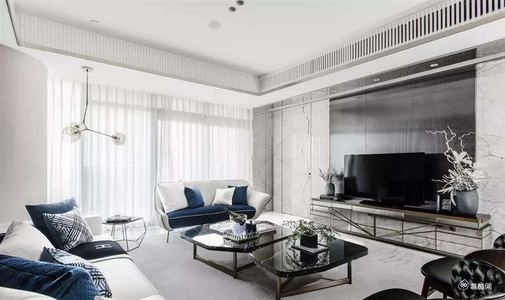 客厅以浅色调为主，使得空间提升明亮感，落地窗的搭配，让空间更加的通透，感受阳光的舒适
