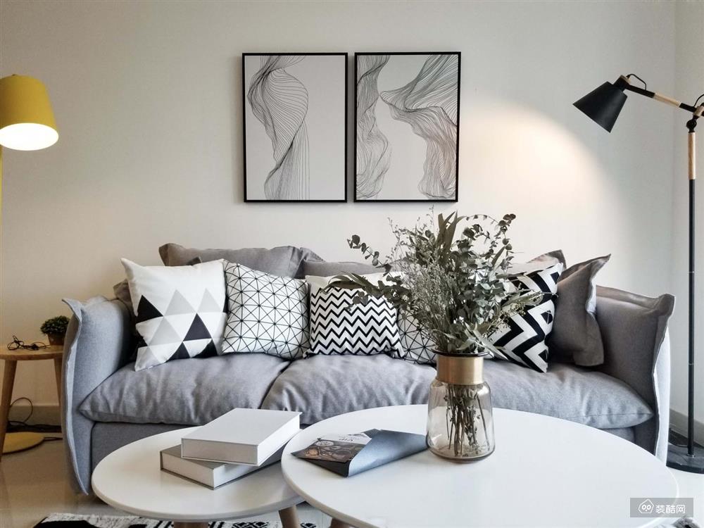 客厅以白色为基调,柔软而舒适的布艺沙发,浅灰色的配色与沙发背景墙的
