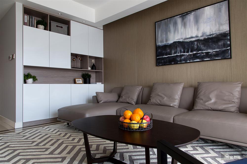 咖啡色的沙发墙,整体保持简洁大气的效果,同色系的皮质沙发,简单的
