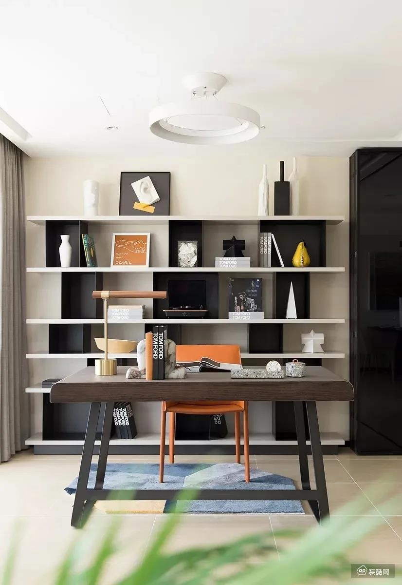 书桌后方的开放书架，摆上书籍与陶艺品，结合一张橙色的皮质办公椅，让书房显得简约而又活力时尚。