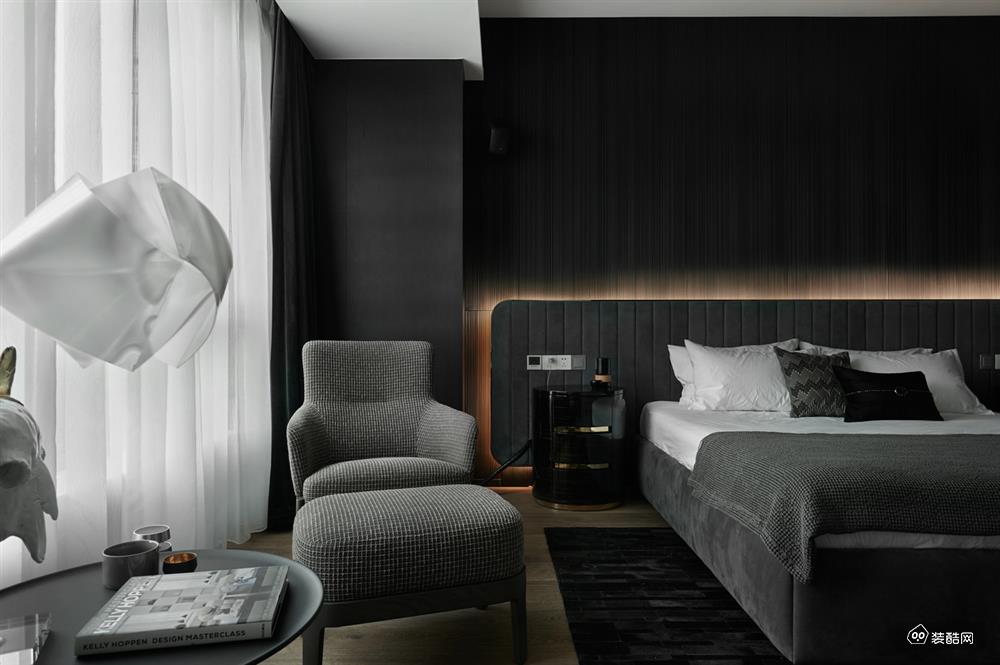 卧室延续客厅的风格色调，灰+黑的搭配，深色调的色彩为空间增加私密性与舒适感。