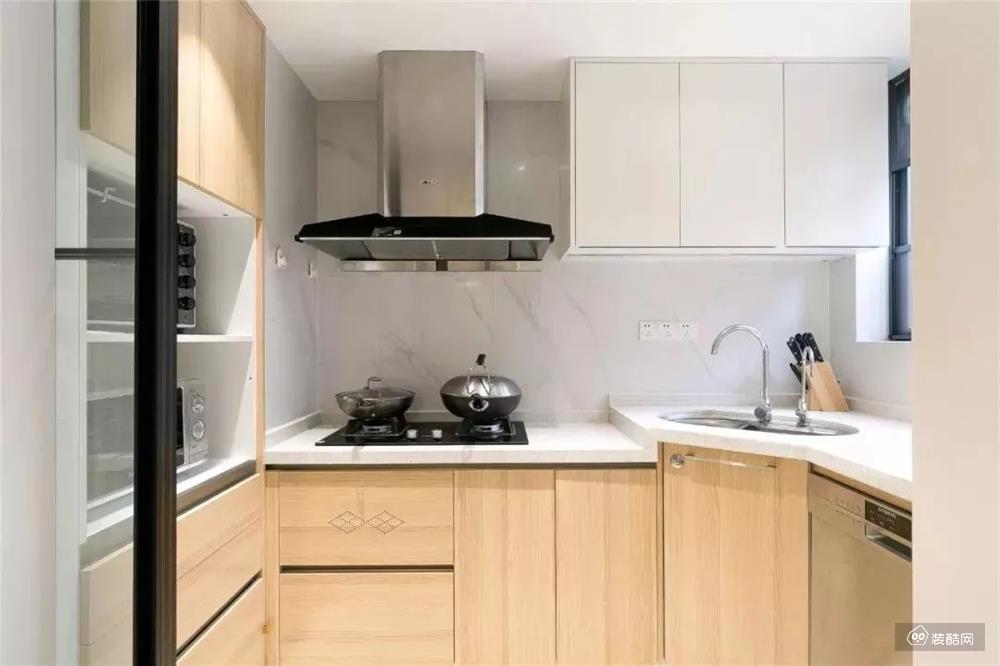厨房，采用U型的橱柜布局，雅白墙面+原木柜体+白色台面，让烹饪时光更加放松开心。