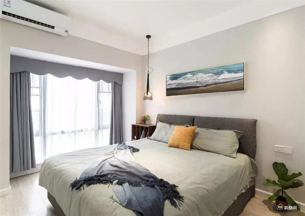 卧室，以清新舒适的配色为基础，搭配素色的床单与窗帘，营造出优雅温柔的睡眠氛围。