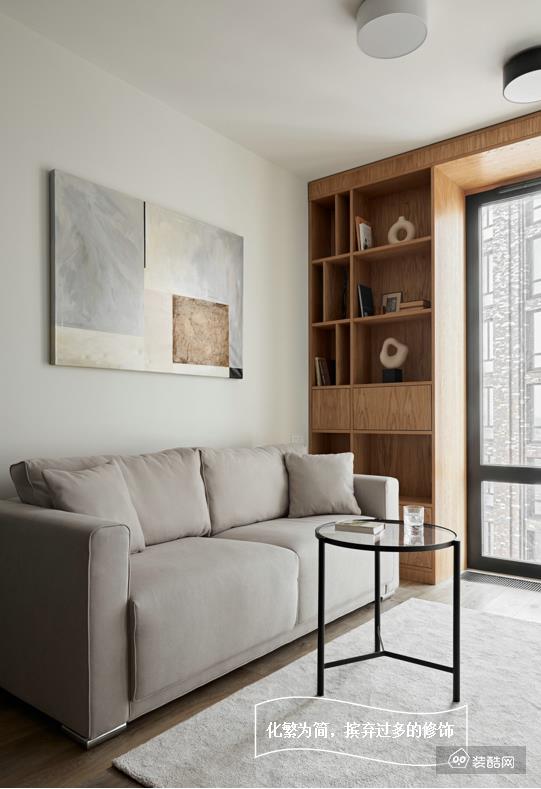 客厅设计追求淡雅深邃的感觉，化繁为简，摈弃过多的修饰，大面积原木色与白色结合，搭配清新自然、线条简洁的家具，加上高级灰色点缀一二，符合原木极简的生活特点。