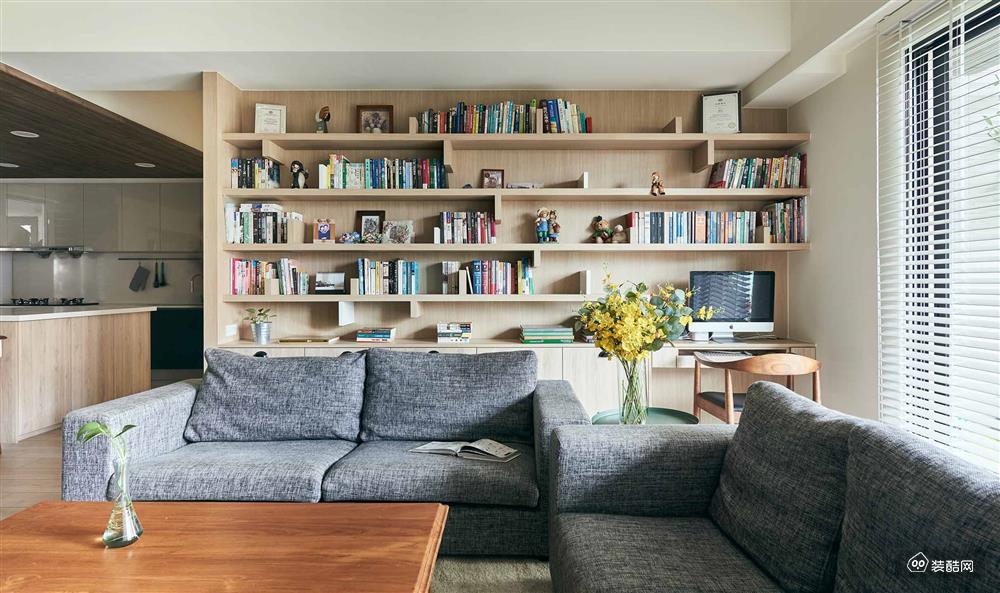 客厅结合了书房的设计，灰色布沙发搭配原木茶几，简单舒适，加上绿植的点缀，带来清新感，