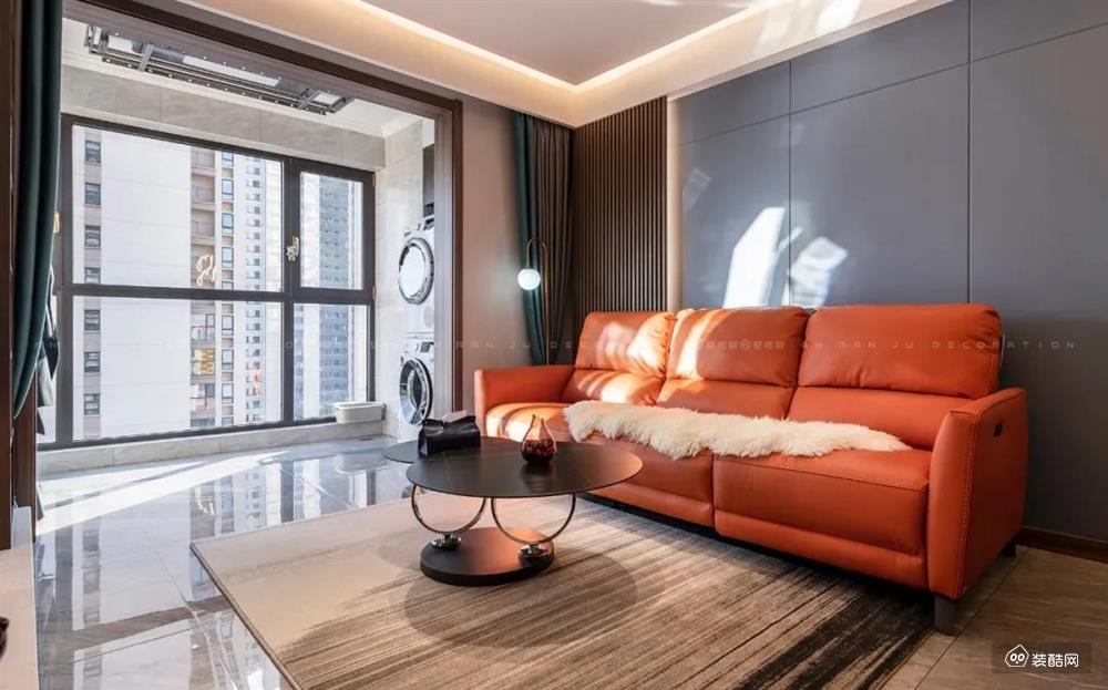 客厅暖橙皮质沙发,背靠静谧蓝色系护墙板 木格栅沙发背景墙,当优雅的