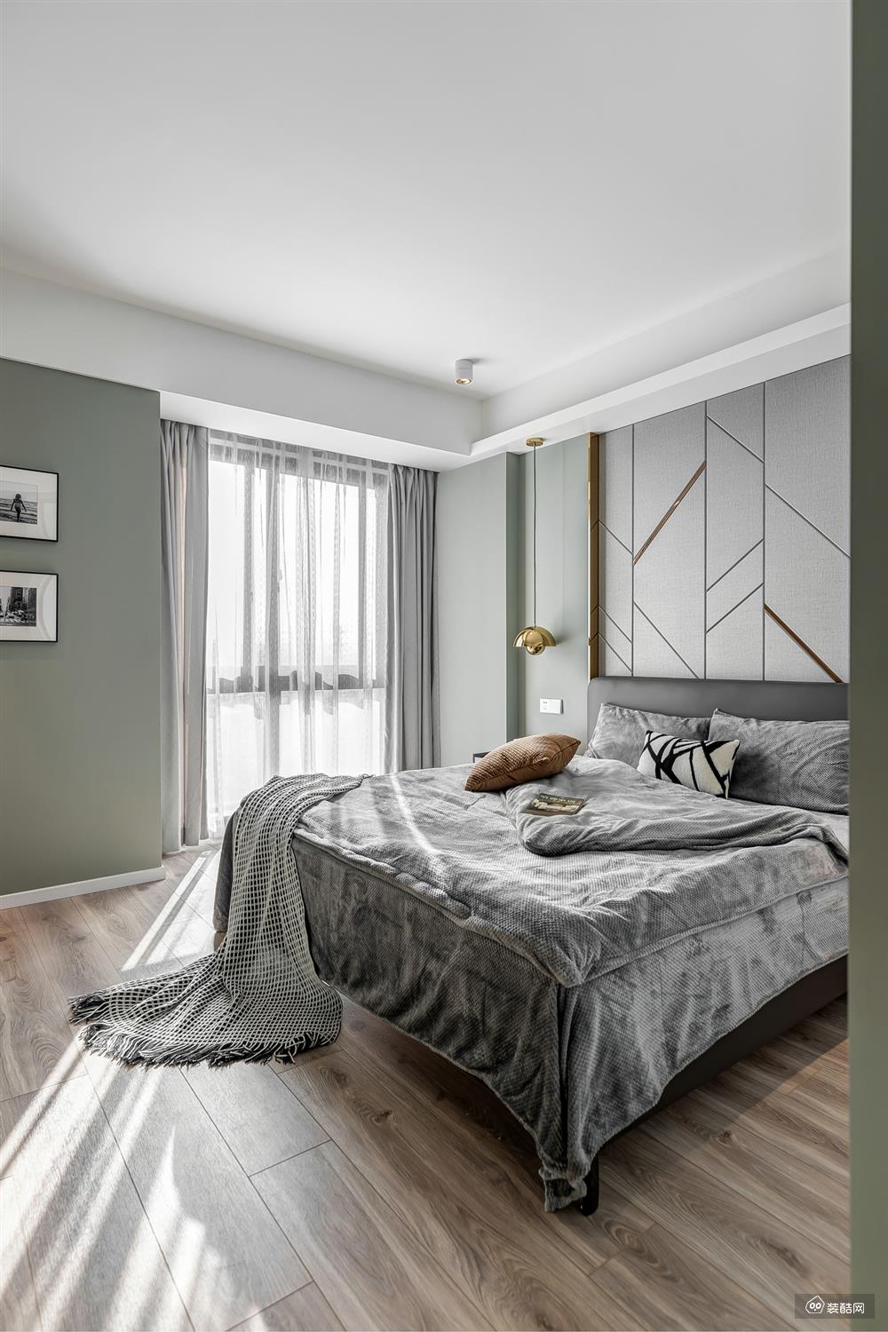 主卧以灰色和灰绿色调为主，床背景硬包与不锈钢的搭配更显空间干练的气质，灰绿色的墙面饱和度较低，历久弥新。