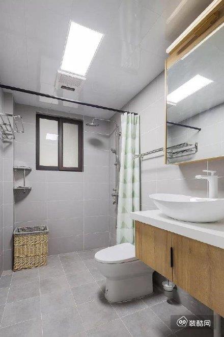 浴室柜采用木纹加大理石的，整个空间更舒适。