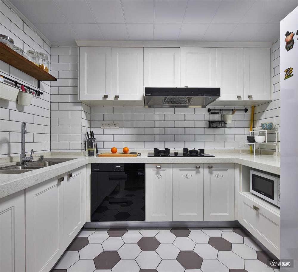 厨房的地面贴上白 褐色搭配的六边砖,结合白色的墙面砖,橱柜嵌入黑色
