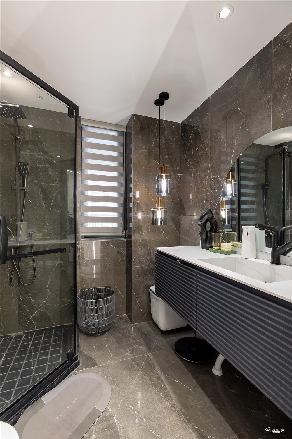 卫生间延续黑白灰为主色调的整体风格，黑金的卫浴，深色浴室柜门，耐脏的同时又显高级质感。