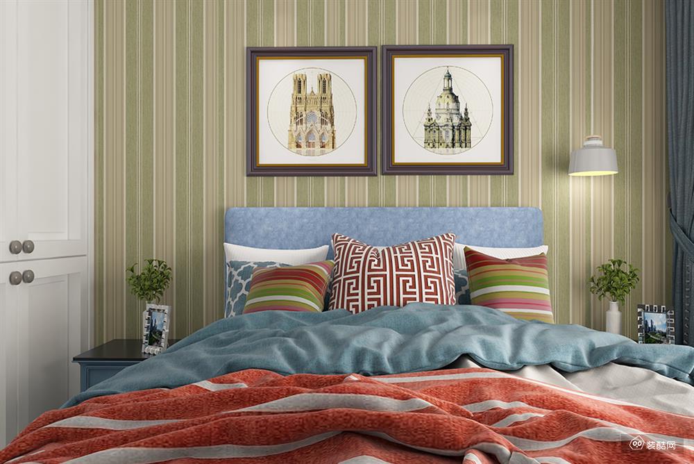 父母房延续了客厅的色彩和设计理念，条纹的绿色墙布作为背景墙，搭配清新的蓝色家具和窗帘，柔软而宁静的中性色搭配创造出一种清新自然的睡眠环境。
