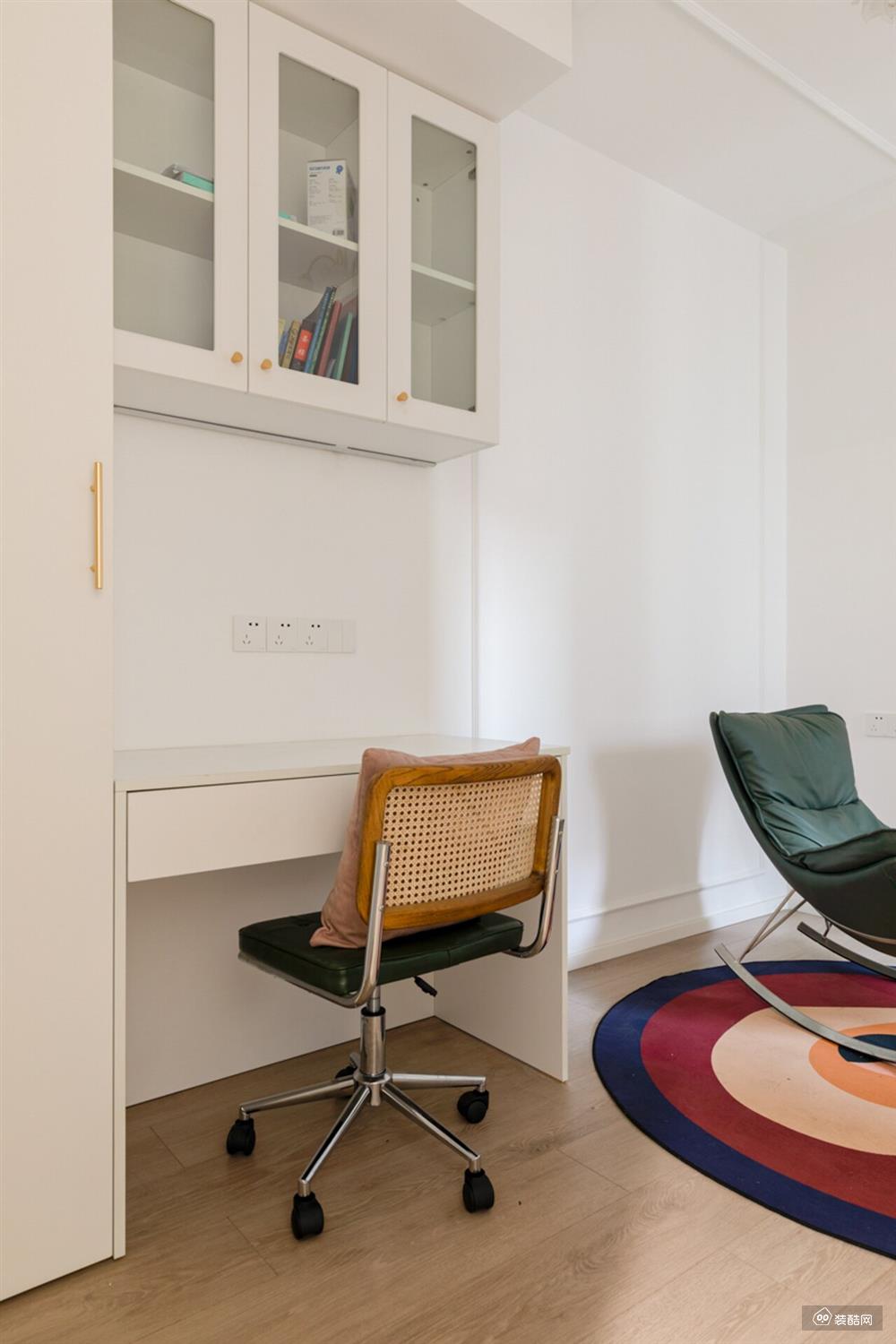 书房分为办公区和休闲区，墙面大面积留白，用鲜明的红、黄、蓝撞色来装点空间，打造出极强的视觉张力。地板的木色调又为空间注入一丝质朴的气息。