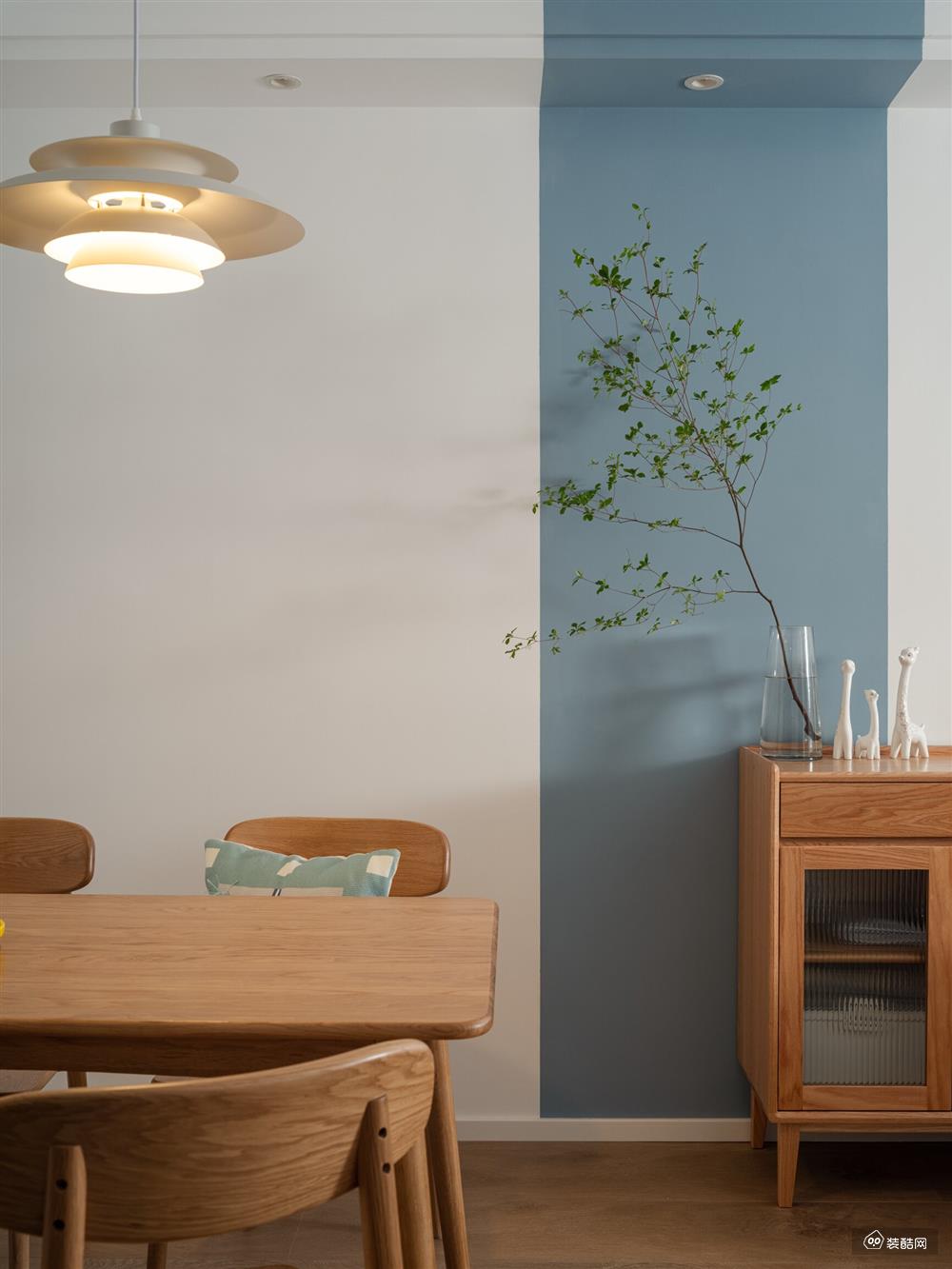 木质斗柜摆上绿植装饰，为家居环境增添生机的同时也让客餐厅之间的界限更加明显，到达了区域划分的效果。