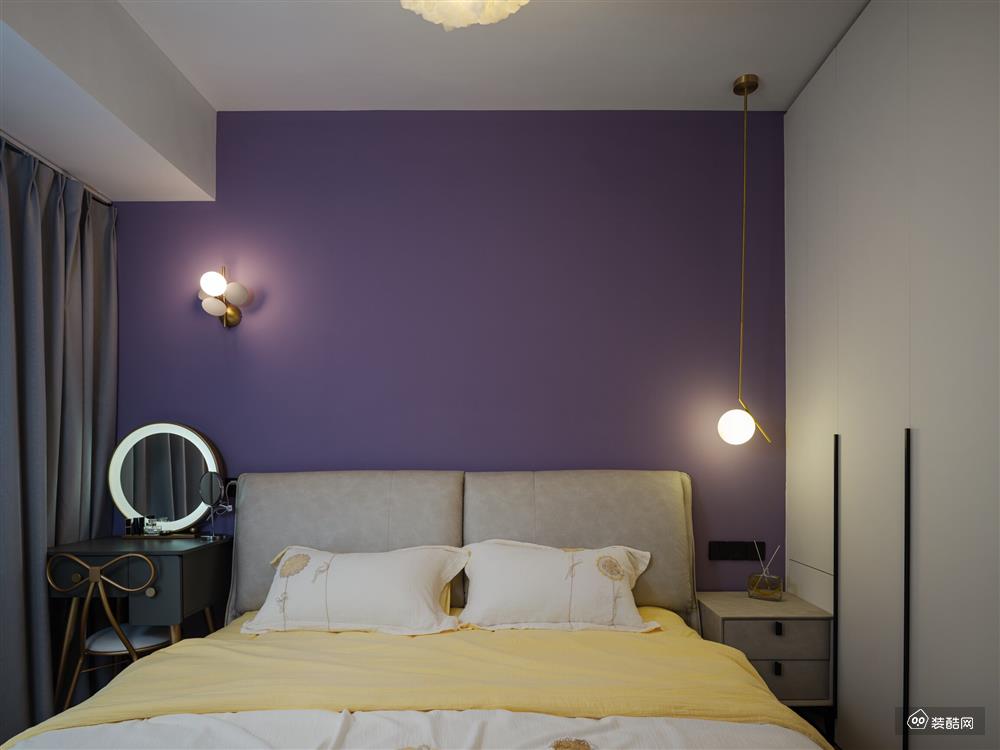 一进卧室，便被神秘而高贵的紫色包围，仿佛置身于薰衣草的海洋，白色的球形吊灯和壁灯，散发出柔和温暖的光线，使浪漫的卧室中凸显出轻松慵懒。