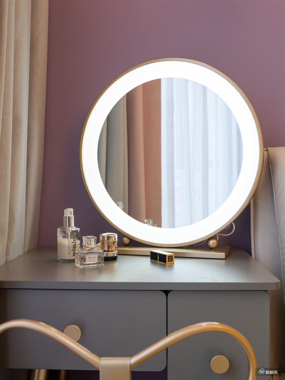 化妆镜可随意调节光线，满足女屋主日常化妆需求。