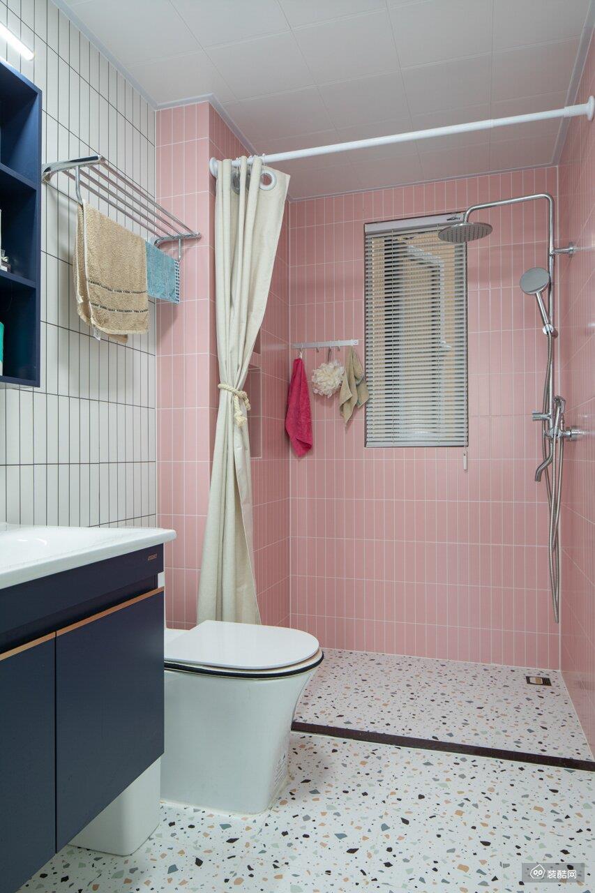 粉色是自带浪漫的颜色，搭配白色瓷砖，干净治愈，地面通铺水磨石地砖，让卫生间多了几分精致而不显突兀。