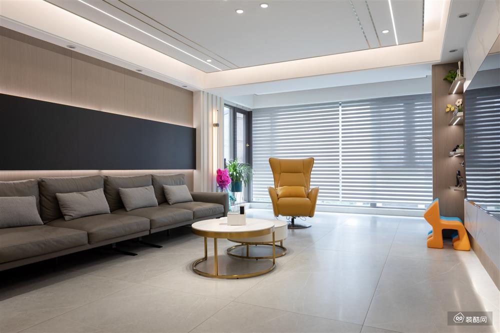 沙发背景墙运用木色墙板和黑色岩板进行混搭，通过两种材质的对撞，以及恰当的光影，使空间质感更显硬朗简洁。