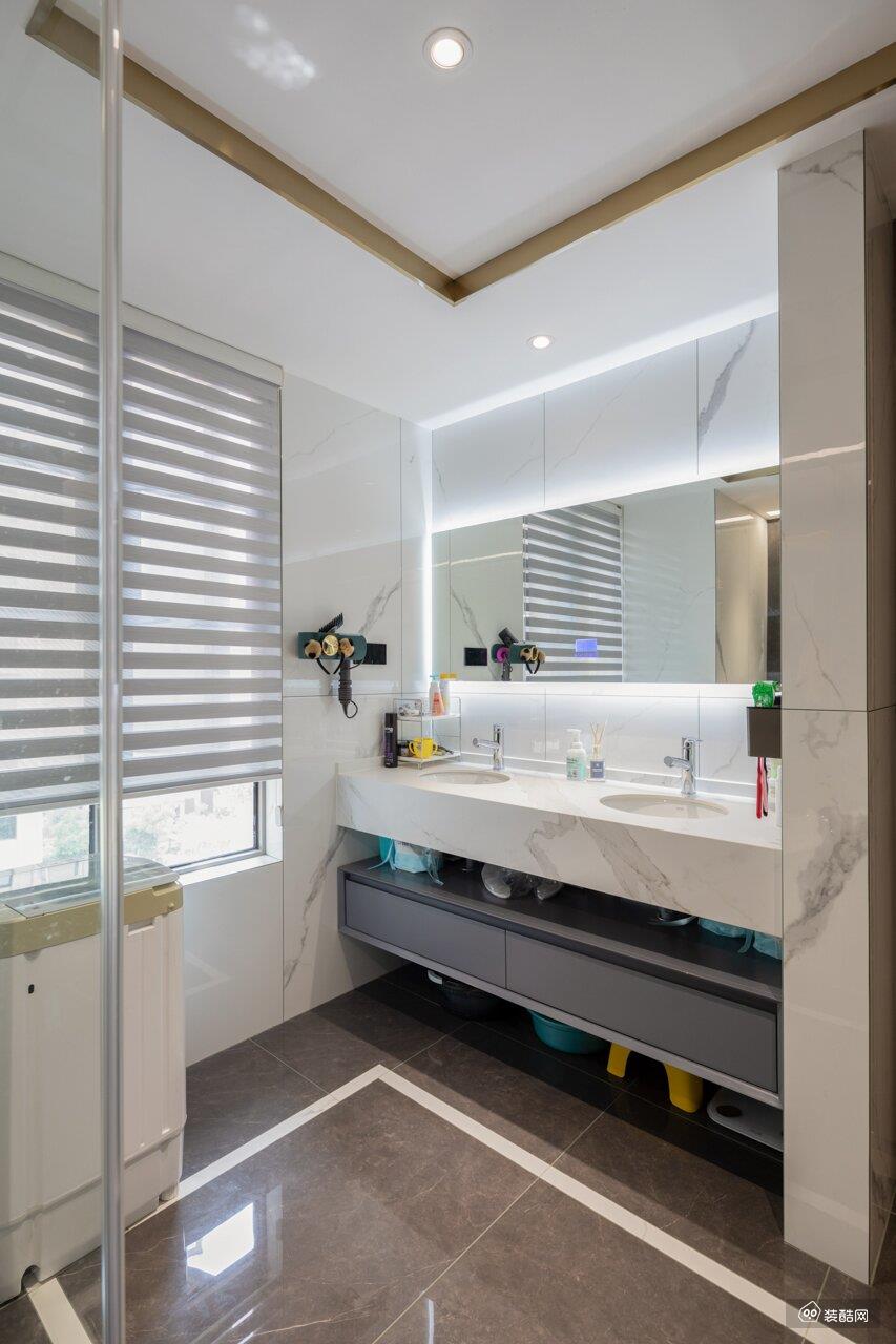 双人洗漱台+发光镜柜的加持，从而为卫浴空间增添了新的亮点。