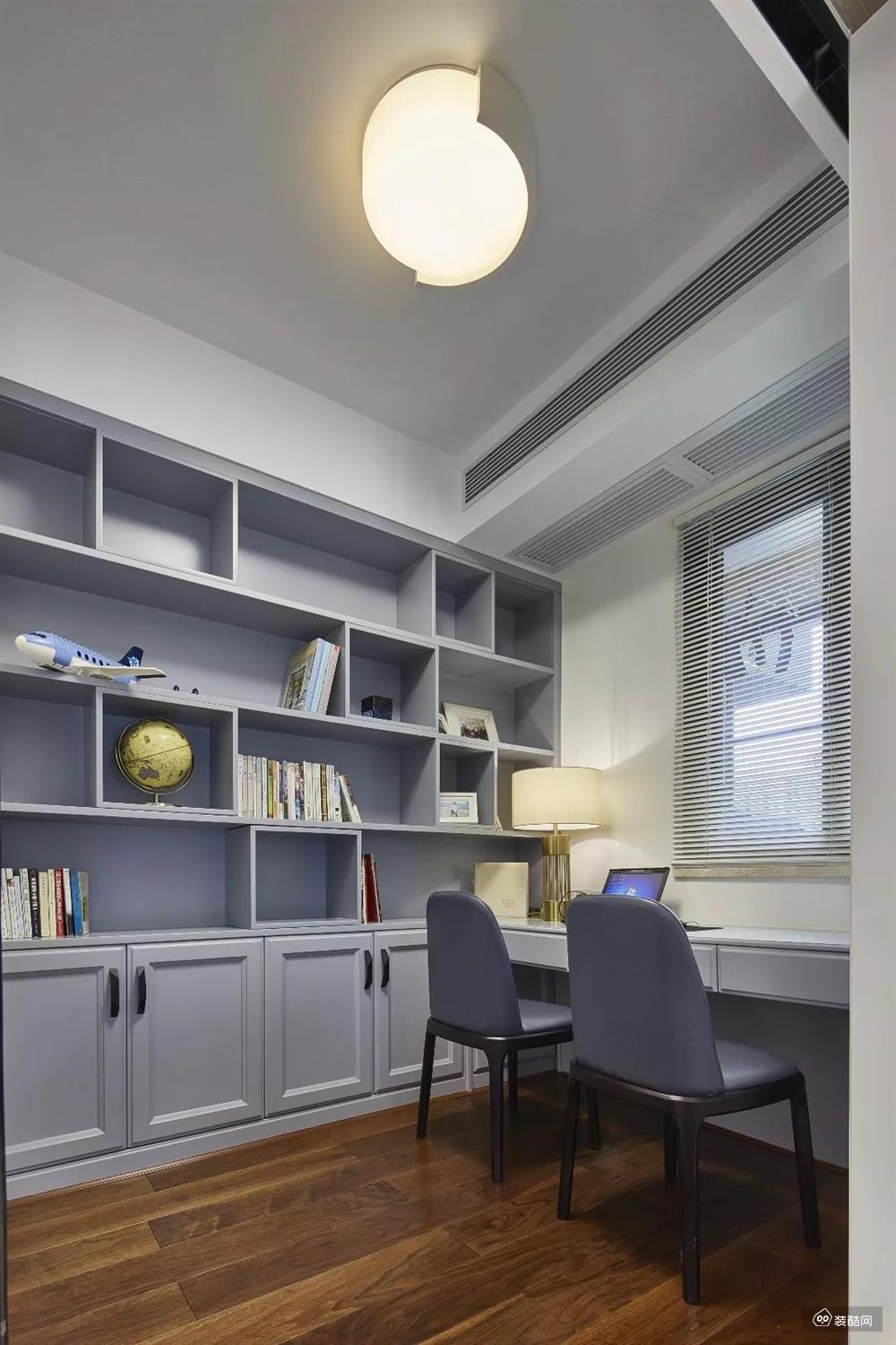 这是独立的书房，靠窗摆放双人书桌，嵌入墙面的书架，和卧室门一样颜色的设计，让整个空间的整体感变得更强。
