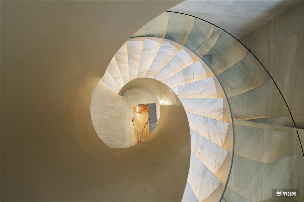 大理石风阶梯搭配灯带设计、无框玻璃扶手的高级，将颜值与实用落到实处