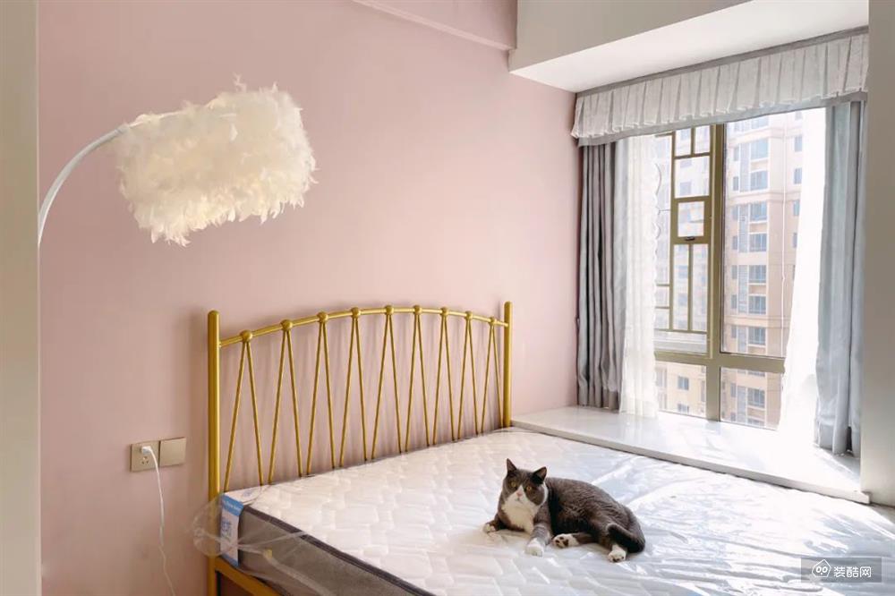 次卧采用粉红色系，飘窗引进大量自然光线，整个房间更加明亮。