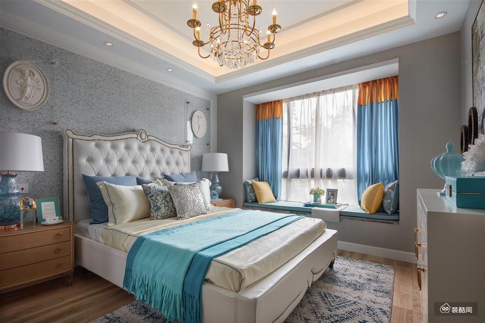 卧室的设计依然延续清新、明亮的多彩色调，穿插一些异域元素点缀，让空间更丰富饱满。