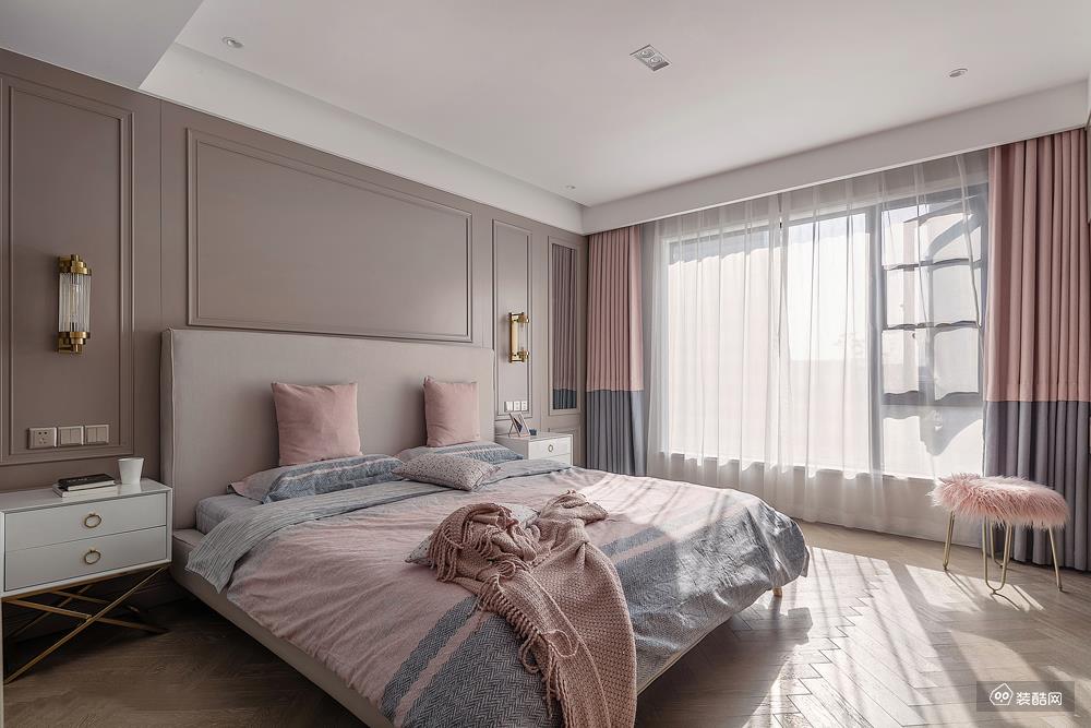 卧室里依旧是藕粉色的主色调，搭配黄铜质感的五金，营造优雅精致清新舒适的氛围。