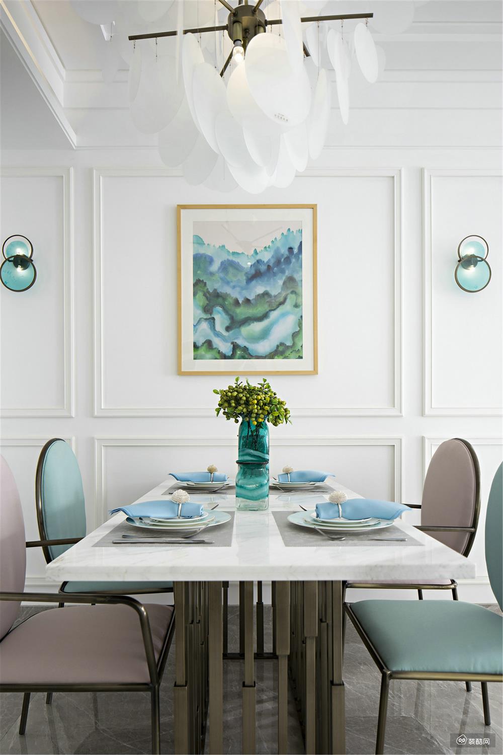 餐桌台面选用了大理石材，天然的纹理带有自然的气息，粉色与蓝色的座椅增添一丝清爽之感。