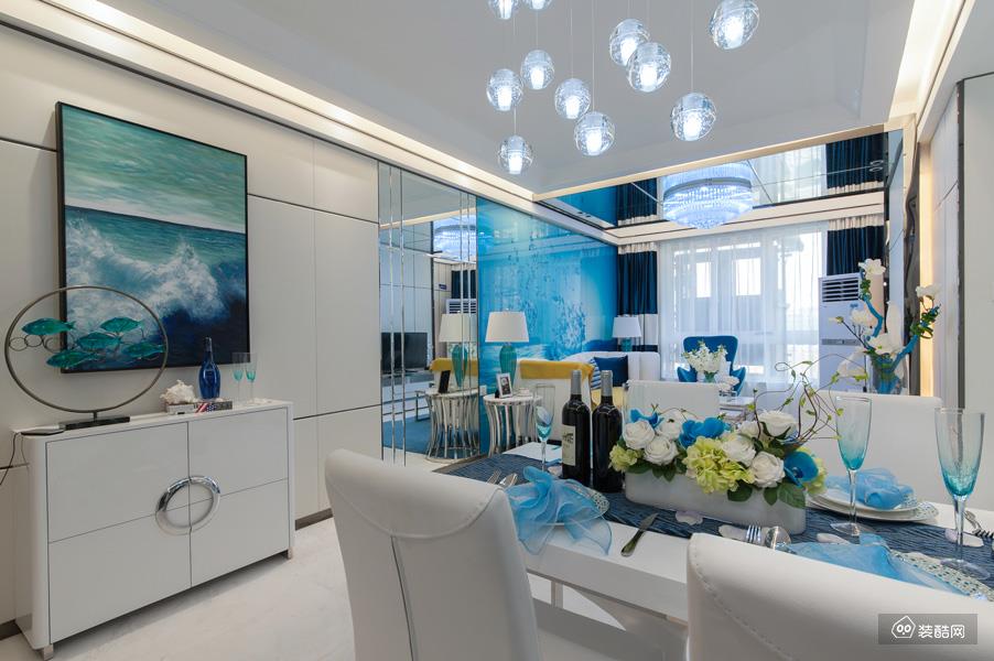 餐桌上精致的餐具与蓝白色的绢花，赋予空间轻奢雅致的质感。