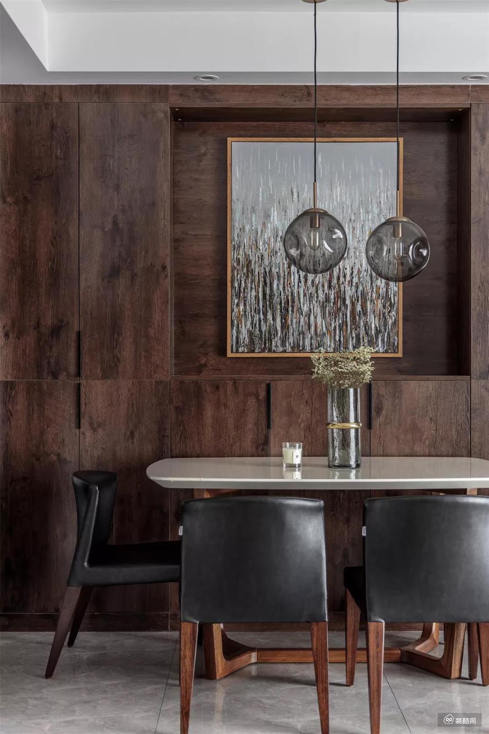 餐厅处的餐边柜选择了深木色的，和餐桌椅起到呼应的效果，看起来很有整体感。这种略带复古感的颜色，也让餐厅看起来更格调感。