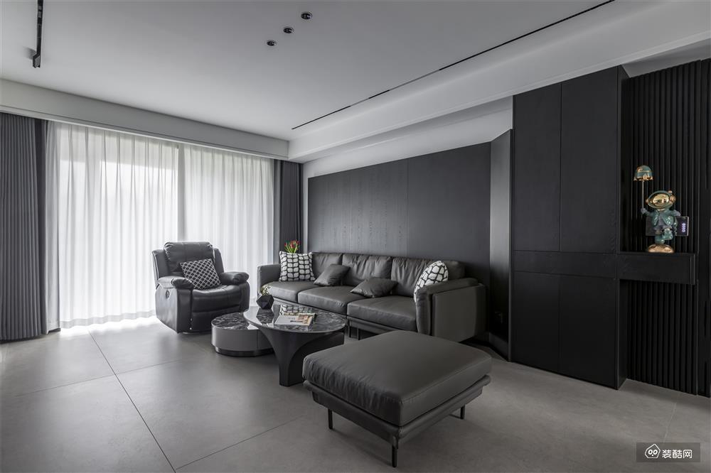 客厅以黑白灰为基调,塑造着沉稳且充满个性的氛围