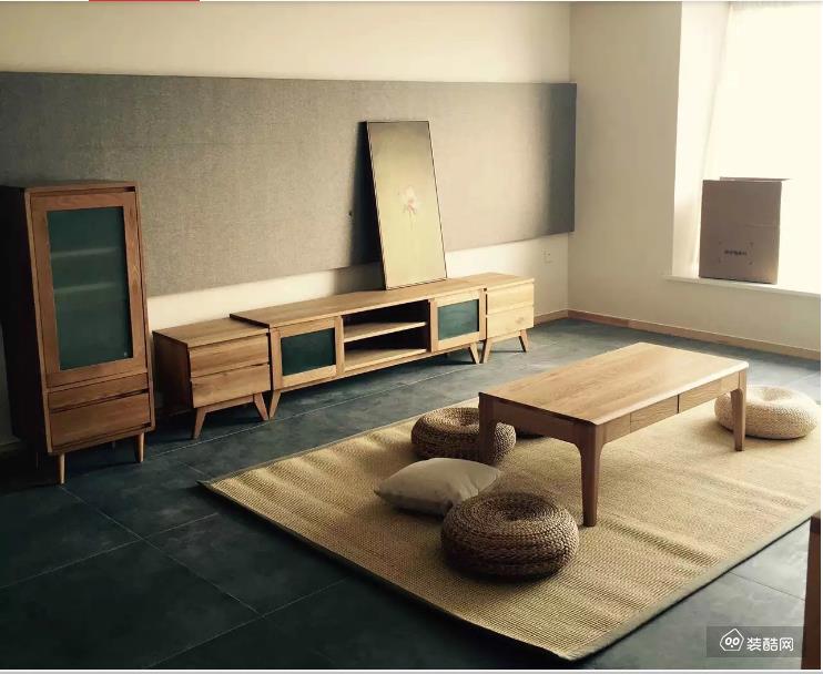 日式室内设计中色彩多偏重于原木色，以及竹、藤、麻和其他天然材料颜色，形成朴素的自然风格。
